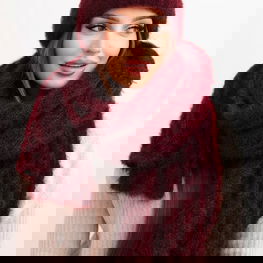 Rinkinys moterims bordo spalvos su dekoru – šilumai ir stiliui šaltuoju sezonu.