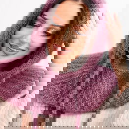 Kepurė su gobtuvu ir raišteliais violetinė – šilumai ir stiliui kasdienai.