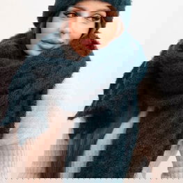 Rinkinys kepurė ir šalikas jūros spalvos su dekoru – šilumai ir stiliui kasdienai.