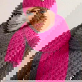 Komplektas kepurė ir šalikas fuksijos spalvos su dekoru – šilumai ir stiliui kasdien.