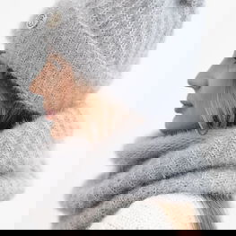 Moteriška žieminė kepurė ir pūkuotas šalikas tamsiai pilki su emblema