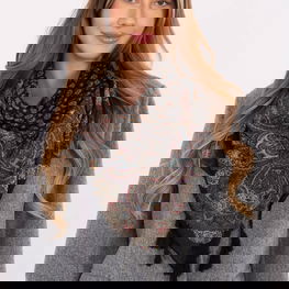 Skarelė su kutais ir ornamentų raštu AT