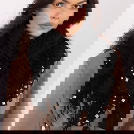 Skarelė su kutais ir dekoratyviniais elementais