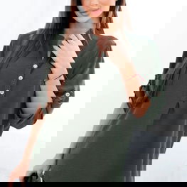 Moteriška palaidinė su prailginta nugaros dalimi tamsiai chaki spalvos