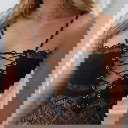 Nėriniuotas seksualus bodis su raišteliais priekyje