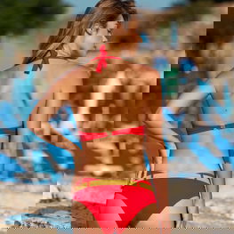 Raudonas maudymosi kostiumėlis su diržu