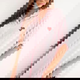 Moteriška viskozės palaidinė su nėrinių rankovėmis ir apykakle smėlio spalvos