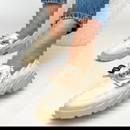 Moteriški lakiniai mokasinai su dekoratyvine detale Isabella smėlio spalvos