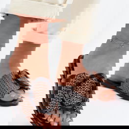 Moteriškos šlepetės juodos su dekoratyvia sagtimi Jamira